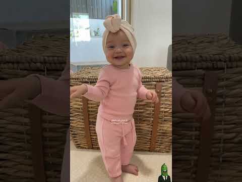 طفلة اوروبية بعمر شهر ترقص على اغنيه شو مهضومة ياحبي😍💃