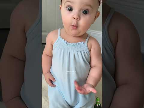 طفلة بعمر شهر تقوم بعمل حركات مثل الكبار 😨😍