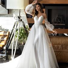 فستان زفاف رائع للضيوف من تصميم ليدي فايب للأناقة.