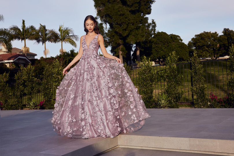 فستان سهرة فاخر بتصميم ثلاثي الأبعاد مزين بالزهور، مناسب لحفلات الزفاف.