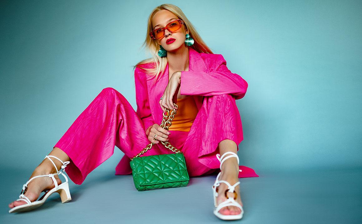 كيف تُغير ألوان الموضة طاقتك وتجذب إليك الوفرة | علم نفس الأناقة